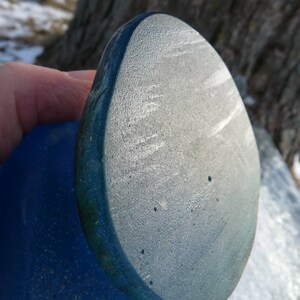 Pode incluir: Duas pedras de vidro azul lisas, redondas. A pedra superior &eacute; ligeiramente maior e tem um tom azul mais claro. A pedra inferior &eacute; de um azul mais escuro.