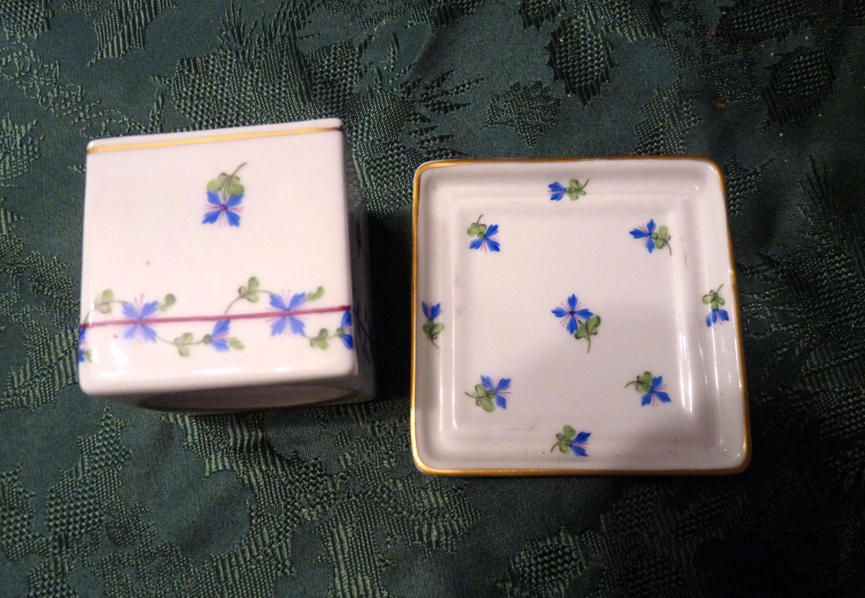 ヘレンド、ハンガリー - 希少品 - 磁器手描きの青いガーランドの四角い