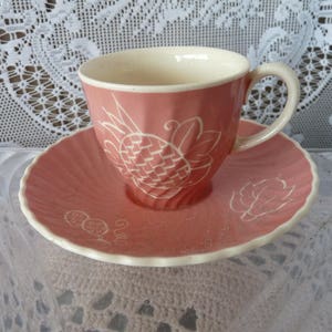 Susie Cooper, England - Vintage Rose Spiral (Swirl) 'SGRAFFITO PINEAPPLE' Muster # 1590 - Demitasse Kaffee Duo Tasse und Untertasse Set ...um 1940