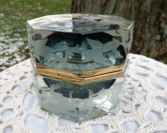 Puede incluir: Una caja hexagonal de vidrio con un diseño floral esmerilado. La caja tiene una bisagra chapada en oro y la inscripción "G.S.E. ottone galvanizzato ORO".