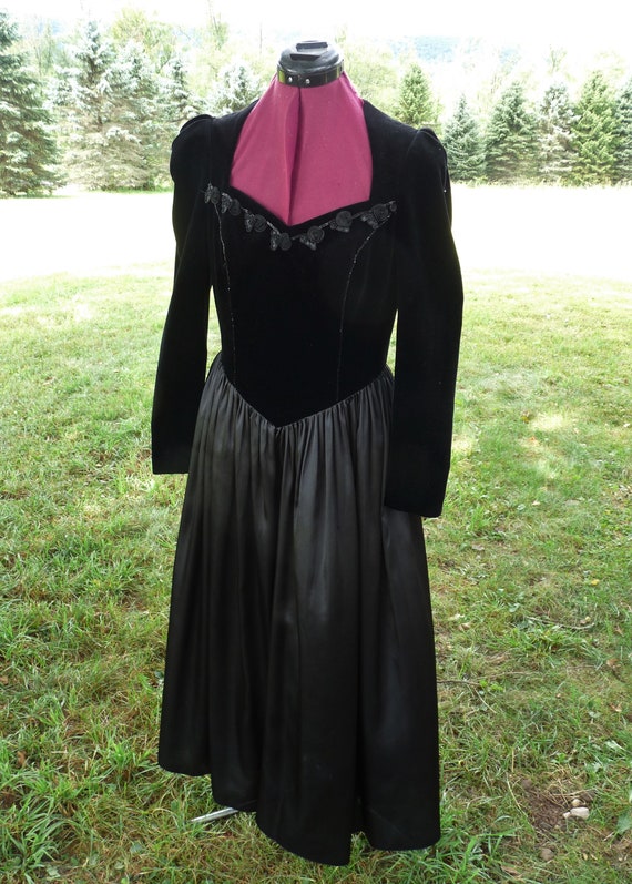 1980's OKTOBERFEST Festival - Trachtenmoden Alpentraum Trachten Black Lined full length Dirndl Dress - Long Sleeves - sz D38,US 8,GB 10 1980's OKTOBERFEST Festival - Trachtenmoden Alpentraum Trachten Black Lined full length Dirndl Dress - Long Sleeves - sz D38,US 8,GB 10
