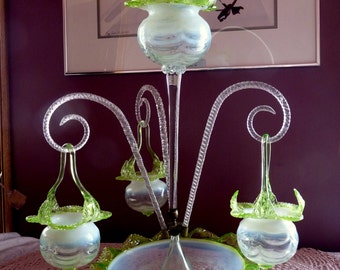 Epergne antiga vitoriana do início do século XX em vidro artístico vaselina opalescente com raro arranjo de cestos suspensos.
