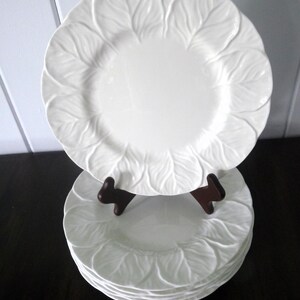 Wedgwood, Anglia - ZESTAW 6 - wycofany wzór „Countryware” - BIAŁE talerze obiadowe 10,75" z wytłoczonymi liśćmi