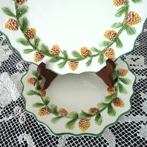 Tillverkad i Italien för VIETRI - Hillsborough, North Carolina - Vintergröna "TALLKOTTAR"-mönster - LOT 2 - Sallads-/Desserttallrikar
