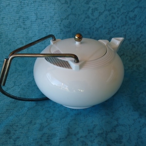 Bernardaud Limoges Frankrike STREAM LINE Triangulär design Platina grå och rosa - utgått - 1,5 qt. (6 koppar) tekanna med metallhandtag