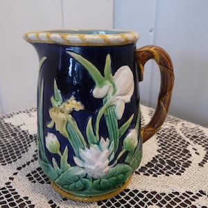 Engelska - George Jones (tumavtryck 2501) - 13 cm hög - Näckros- och iriskanna, England cirka 1880-talet