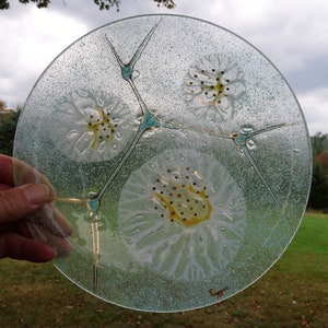 Higgins Glass Studio - 8,5&quot; gesmolten kunstglas wit AMOEBA &quot;Thistle Down&quot; bord met bloemmotief ontworpen door Michael & Frances Higgins..