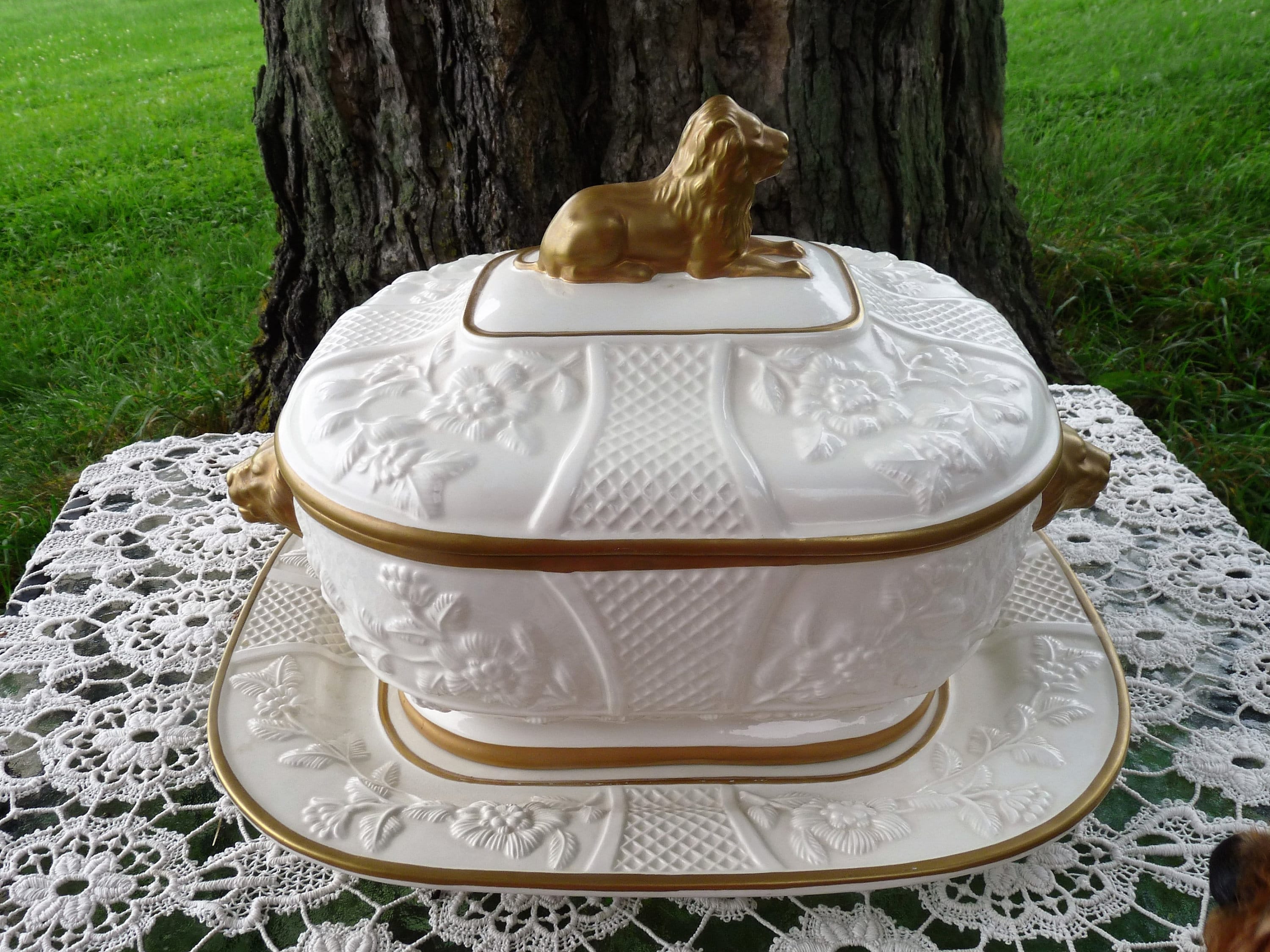 Italian Mottahedeh Museum Reproduction - White and Gold CREAMWARE
