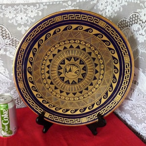KERAMIKOS - Nassos Rodos - Fabriqué à la main à Athènes en Grèce Décoratif 13&quot; GREC Charger Plate / Wall Hanging Display Plate w / 24k Gold decoration..
