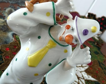 Dresdenドレスデン カールティーメ工房　猫を弾く帽子の男　道化師　陶器人形 フォルクステット最古の磁器工房の磁器人形 - 猫を連れたピエロ
