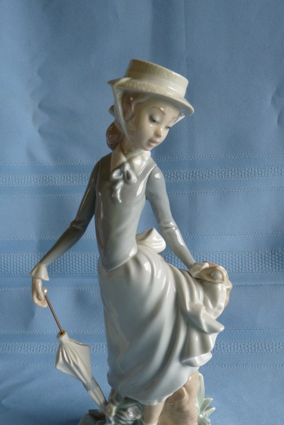 Lladro Spain #4912 - Young Lady in Trouble - Spanish Name Senorita