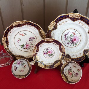Hicks, Meigh & Johnson, Staffordshire - ca 1800-talet - 5-delat UTSTÄLLNINGSSET #812 (Tallrikar, Kaffe-/Tekoppar) med diverse handmålade blommor