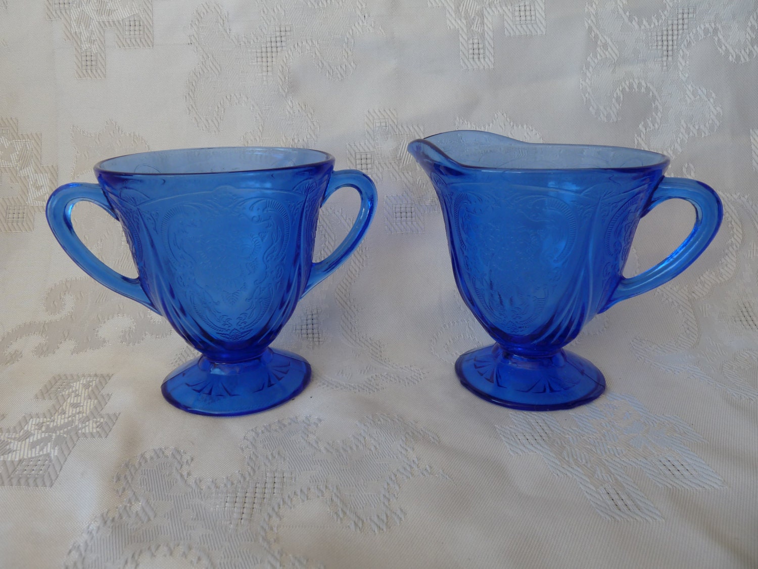 Hazel Atlas Glass Company - Motif « DENTELLE ROYALE » - Verre à dépression bleu cobalt - Ensemble sucrier et crémier sur pied - France