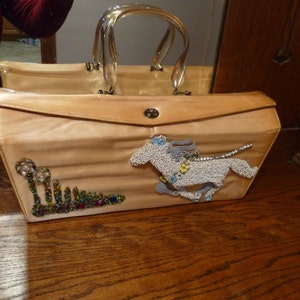 Raro - Monedero tipo cartera FRE MOR de vinilo color camello dorado de los años 50 con exterior, con caballo al galope con cuentas y flores - Asa de metacrilato retorcido