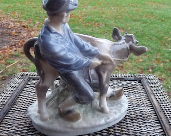 子牛を連れた少年　＃772　★ロイヤルコペンハーゲン　デンマーク　ヴィンテージ Royal Copenhagen Denmark Boy holding Cow #772 by Christian Thomsen