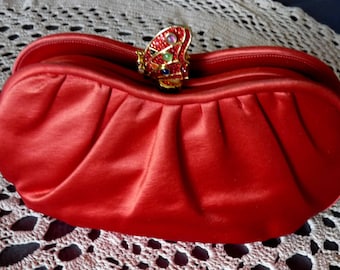 JUDITH LEIBER 1980's Bolso de noche de raso rojo con cierre de mariposa en diamantes de imitación rojos y piedras semipreciosas - Correa de hombro original.. EE..