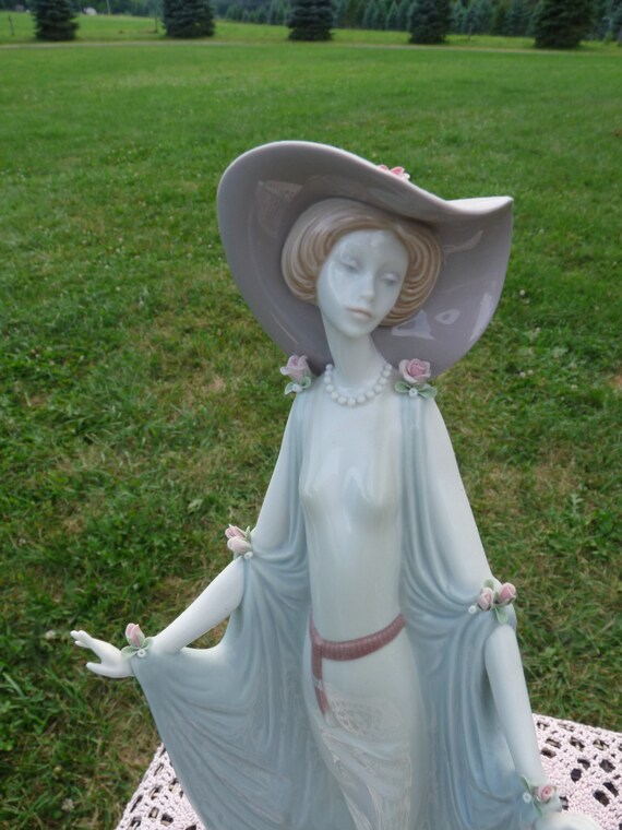Lladro Spain #1428 AFTERNOON TEA (spanish Name: Dama Montecarlo