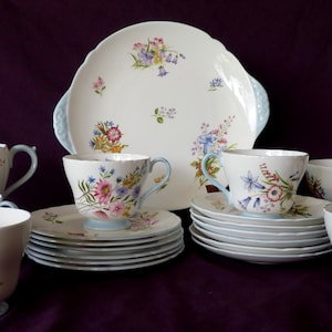 Shelley, England - Richmond-form - mönster med VILD BLOMMOR #13668 - TRIO-servisset för efterrätter/bakverk/snack för sex personer plus tårtfat