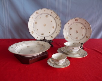HEREND Hungary - Coronation Pattern - One 8pc Place Setting - Gold Leaves and Accents with Blue Trim