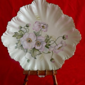 Limoges, Frankreich - A. LANTERNIER von Handgemalten Wildrosenblumen - Quadratische Freiform-Schrank-Schautellerplatte