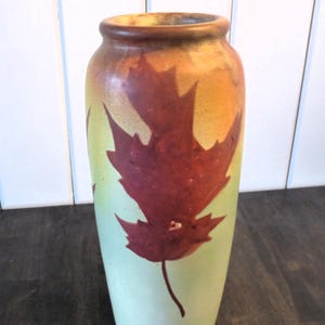 Może przedstawiać: Zestaw trzech ceramicznych kubków z nakrapianym, matowym wykończeniem. Każdy kubek ma inny kolor: jasnoniebieski, kremowy i szary. Kubki mają prosty, nowoczesny design i wygodny uchwyt.