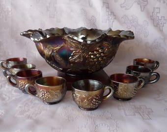 Dugan Glass Co. - Diseño "MUCHOS FRUTOS" - Ponchera antigua de 8 piezas, color amatista iridiscente morado, con 7 tazas. Fabricada en Estados Unidos.
