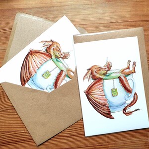 Gemütlicher Drache in Teetasse Grußkarte - Aquarell Fantasie Kunst Karte mit Umschlag