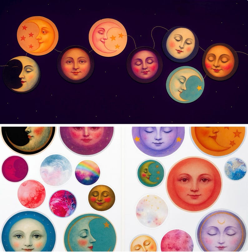Op de afbeelding: Een verzameling ronde stickers met diverse hemelse ontwerpen, waaronder gezichten van de maan, zon en planeten in verschillende kleuren zoals oranje, blauw, roze en paars, gerangschikt op een donkere achtergrond en witte vellen.