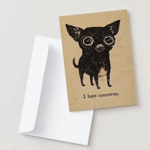 Può includere: Biglietto di auguri con un'illustrazione nera di un cane Chihuahua con grandi occhi su sfondo beige. Il testo "I have concerns" è stampato sotto il cane. Una busta bianca è parzialmente visibile.