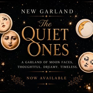 K&ouml;nnte beinhalten: Werbung f&uuml;r "The Quiet Ones" mit einer Girlande aus Mondgesichtern mit verschiedenen Ausdr&uuml;cken. Der Text lautet "New Garland" und "Now Available" auf einem dunklen Hintergrund mit Sternen.