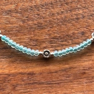 Turquoise Beaded Flower Anklet – Handmade Boho Jewelry with Silver Accents