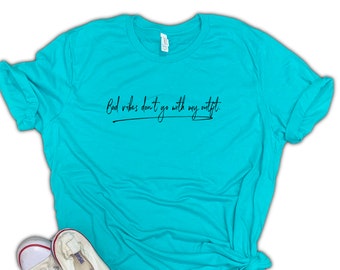 Bad Vibes Don't Go With My Outfit Unisex Relaxed Fit Soft Blend Tee - buenas vibraciones, camisa positiva, ser amable, bondad, ser agradable, camisa feliz