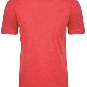 以下が含まれることがあります： 無地の赤いクルーネックTシャツ、半袖。 シャツはわずかにテクスチャ加工された外観で、クラシックでカジュアルなスタイルです。 ネックラインには小さなタグが付いています。