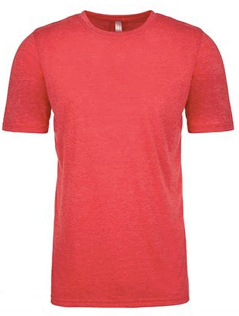以下が含まれることがあります： 無地の赤いクルーネックTシャツ、半袖。 シャツはわずかにテクスチャ加工された外観で、クラシックでカジュアルなスタイルです。 ネックラインには小さなタグが付いています。