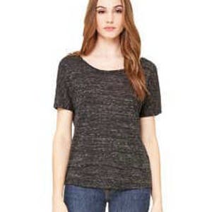 Puede incluir: Una camiseta de manga corta negra y gris con un ajuste holgado. La camiseta tiene un cuello redondo y una longitud ligeramente m&aacute;s larga.
