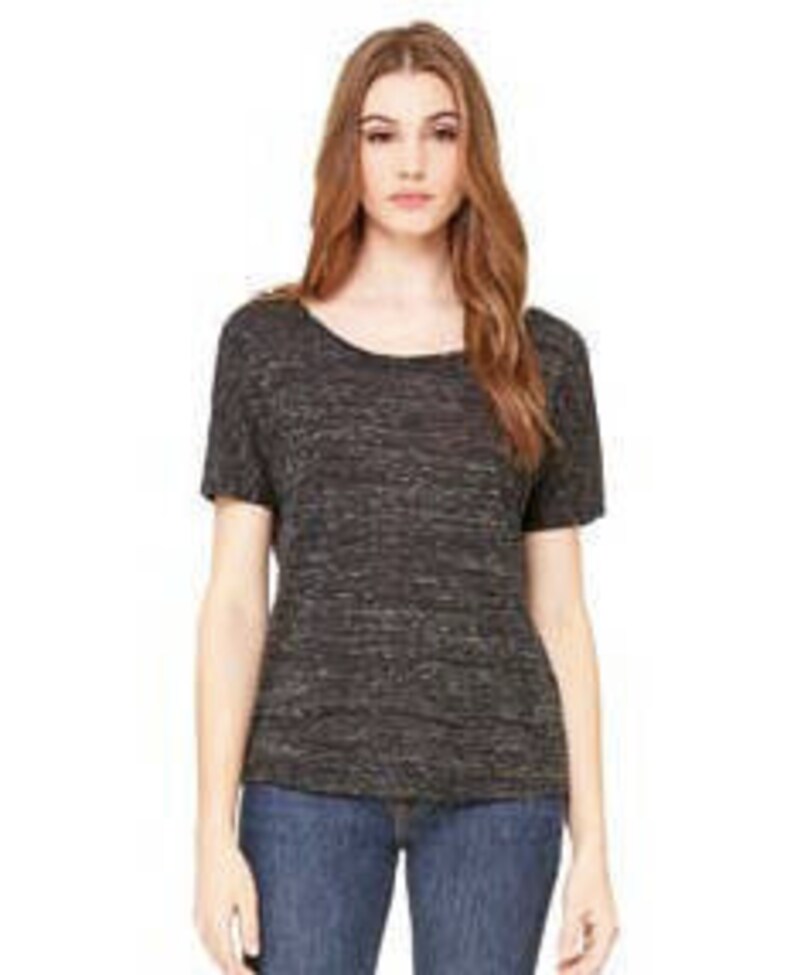 Puede incluir: Una camiseta de manga corta negra y gris con un ajuste holgado. La camiseta tiene un cuello redondo y una longitud ligeramente m&aacute;s larga.