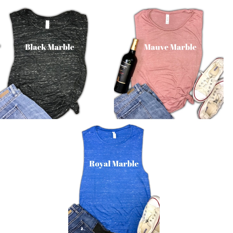 Puede incluir: Tres camisetas sin mangas con textura de m&aacute;rmol en negro, malva y azul real. Cada camisa tiene un color diferente y el texto "Black Marble", "Mauve Marble" y "Royal Marble" impreso en la parte delantera. Las camisas se combinan con vaqueros y zapatillas.