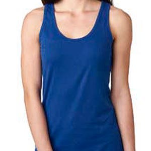Puede incluir: Un top sin mangas de color azul real con cuello redondo.