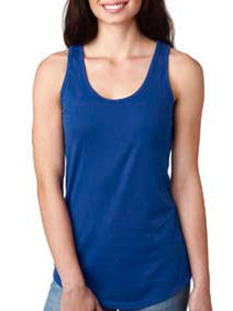 Puede incluir: Un top sin mangas de color azul real con cuello redondo.