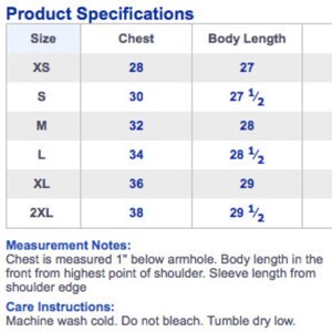 Puede incluir: Una tabla de tallas para ropa con medidas en pulgadas para el pecho y la longitud del cuerpo. Las tallas incluyen XS, S, M, L, XL y 2XL. La tabla incluye notas de medici&oacute;n para el pecho y la longitud del cuerpo.