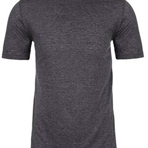 以下が含まれることがあります： ダークヘザーグレーのクルーネックTシャツ。半袖シャツは、クラシックでカジュアルなデザインです。生地はテクスチャード加工されています。この用途の広いTシャツは、日常着に適しています。