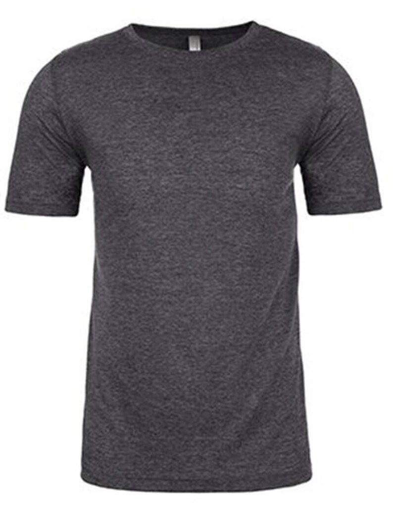 以下が含まれることがあります： ダークヘザーグレーのクルーネックTシャツ。半袖シャツは、クラシックでカジュアルなデザインです。生地はテクスチャード加工されています。この用途の広いTシャツは、日常着に適しています。