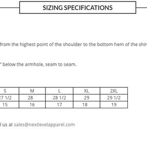 Puede incluir: Fondo blanco con texto que detalla las especificaciones de tallas para un Ideal Racerback Tank. Las medidas incluyen la longitud HPS y el ancho del busto para las tallas XS a 2XL. Tambi&eacute;n se muestra un gr&aacute;fico de camiseta verde claro.