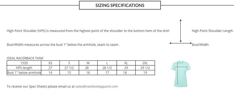 Puede incluir: Fondo blanco con texto que detalla las especificaciones de tallas para un Ideal Racerback Tank. Las medidas incluyen la longitud HPS y el ancho del busto para las tallas XS a 2XL. Tambi&eacute;n se muestra un gr&aacute;fico de camiseta verde claro.