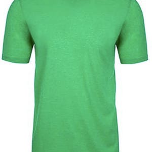 以下が含まれることがあります： 無地のグリーンのクルーネックTシャツ。半袖のトップスは鮮やかな緑色です。Tシャツはシンプルでカジュアルなデザインで、普段使いに適しています。生地は柔らかく、軽量な素材のようです。