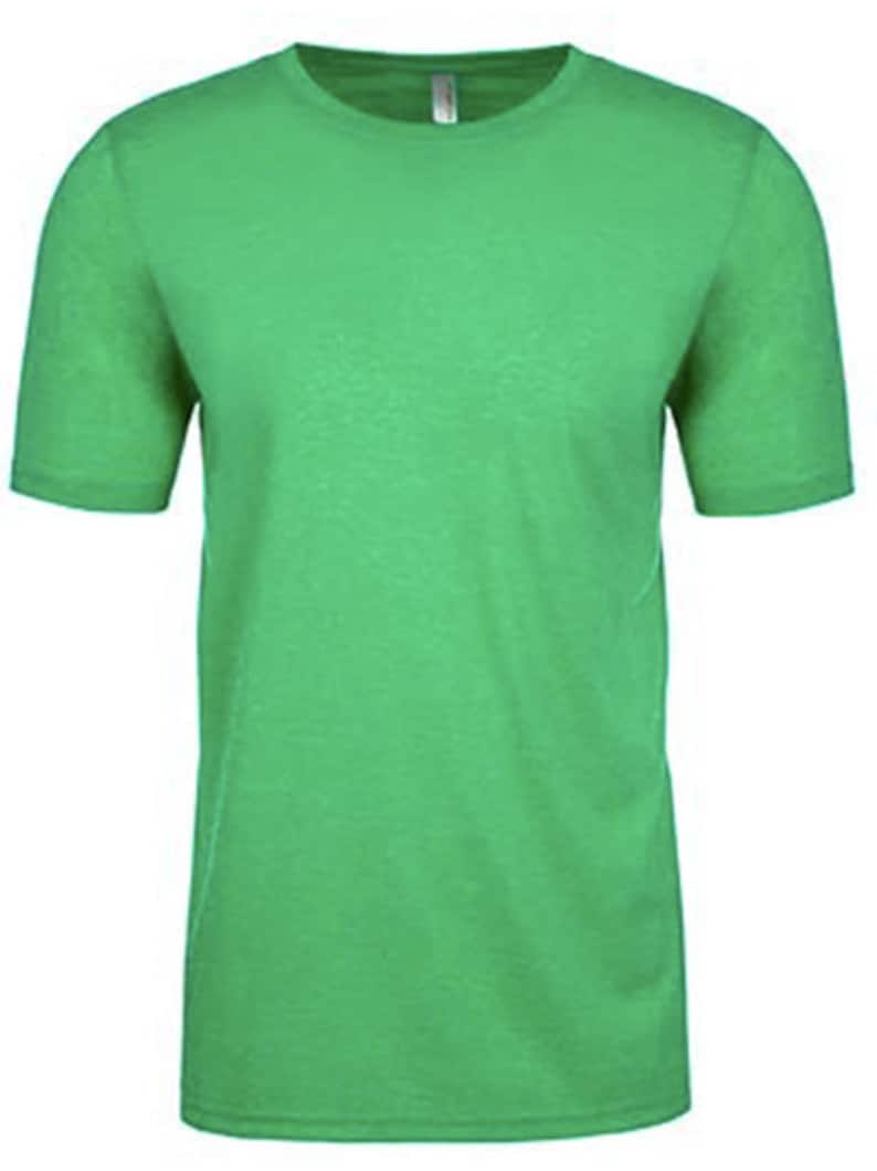 以下が含まれることがあります： 無地のグリーンのクルーネックTシャツ。半袖のトップスは鮮やかな緑色です。Tシャツはシンプルでカジュアルなデザインで、普段使いに適しています。生地は柔らかく、軽量な素材のようです。
