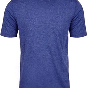以下が含まれることがあります： 無地の青色の半袖クルーネックTシャツ。シャツは杢調のテクスチャで、少し斑点のある外観になっています。ネックラインはシンプルでクリーンなエッジで仕上げられています。