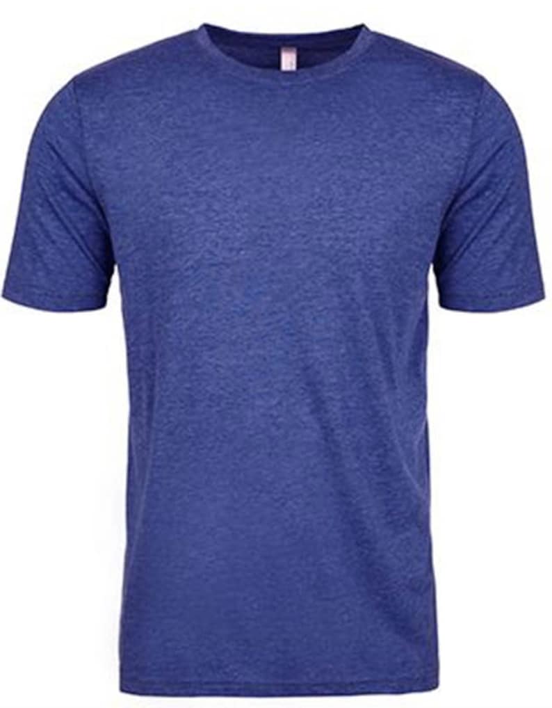 以下が含まれることがあります： 無地の青色の半袖クルーネックTシャツ。シャツは杢調のテクスチャで、少し斑点のある外観になっています。ネックラインはシンプルでクリーンなエッジで仕上げられています。