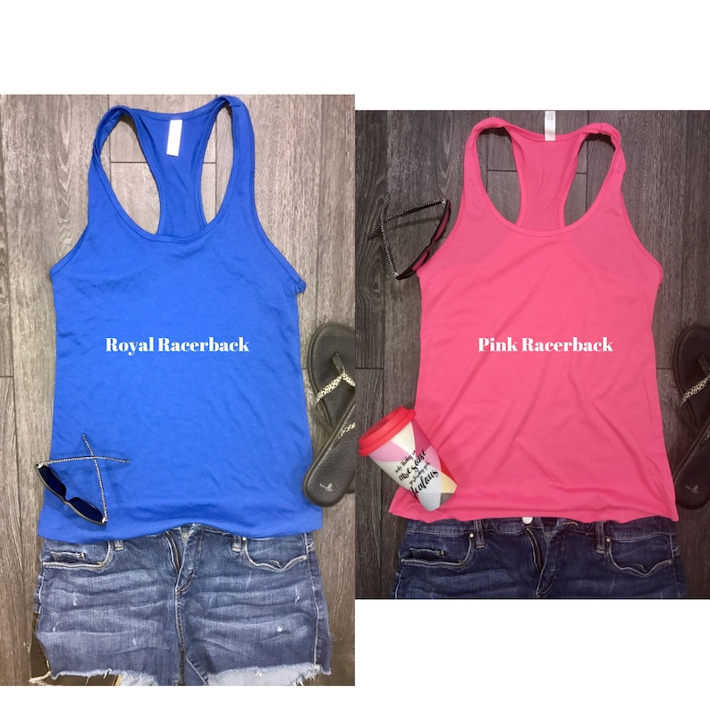 Puede incluir: Dos camisetas sin mangas con espalda de nadador, una azul real y otra rosa, se muestran con pantalones cortos de mezclilla, gafas de sol y chanclas. La camiseta azul est&aacute; etiquetada como "Royal Racerback", y la rosa como "Pink Racerback".