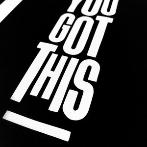 Puede incluir: P&oacute;ster motivacional en blanco y negro con el texto "You Got This" en letras blancas y negritas.